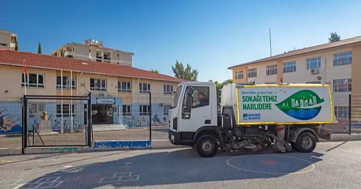 İzmir Narlıdere'de okul bahçelerine temizlik -