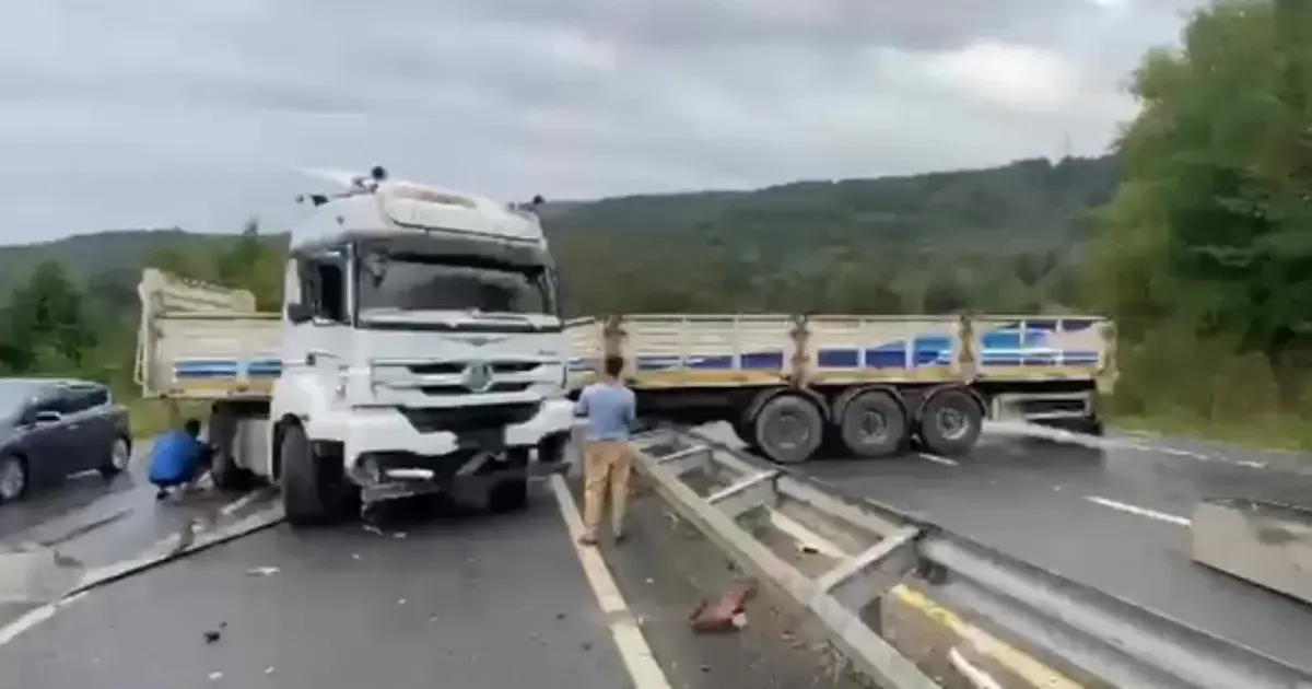 Düzce Akçakoca'da TIR makas attı, trafiği kilitledi! -