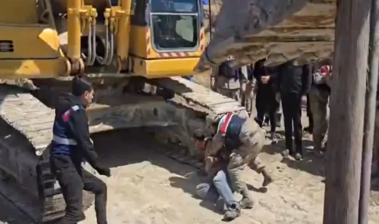 Hatay’da yurttaşlar kepçenin önüne atlayıp isyan etti