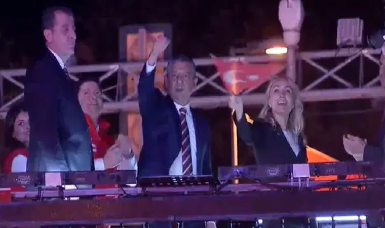 On binler Bağdat Caddesi'nden Kadıköy'e 'Cumhuriyet' için yürüdü