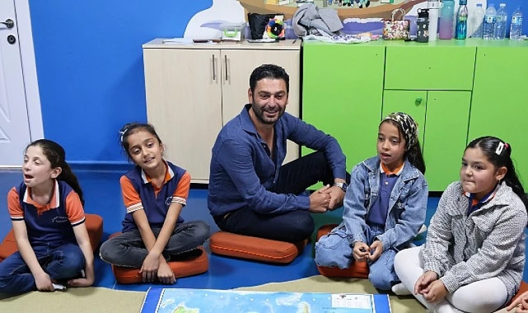 TEGV Gönüllü Elçisi oyuncu Ozan Akbaba, TEGV Mardin Midyat Öğrenim Birimi’nde çocuklarla buluştu
