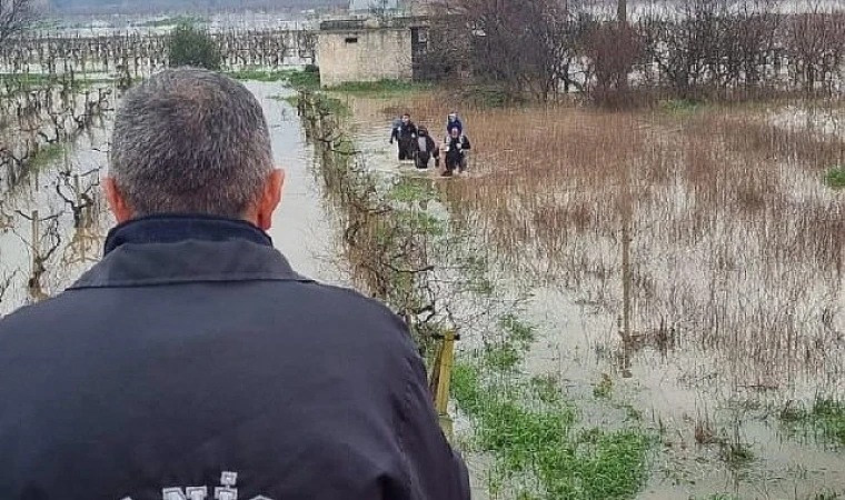 Selde Mahsur Kalanların İmdadına Büyükşehir İtfaiyesi Yetişti