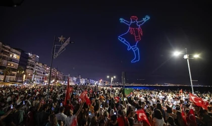 İzmir’de 30 Ağustos coşkusu dron gösterisi ile taçlandı 500 dron Körfez’de görsel şölen yaşattı