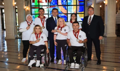 Başkan İmamoğlu, paralimpik şampiyonlarını ağırladı