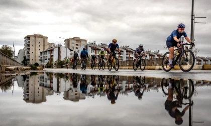 Antalya’da bisikletçiler yağmurda dans etti!