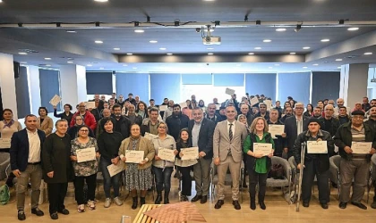 Bornova'da 100 yeni arıcı sertifikalarını aldı