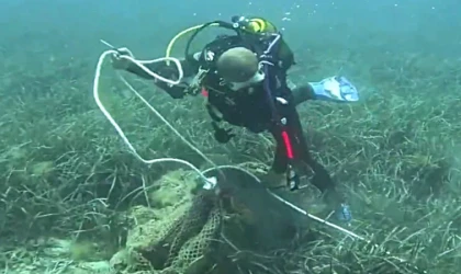 İzmir'de deniz dibinden 1,5 ton ağ çıkarıldı!