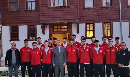 Başkan Sezer, voleybol takımına moral verdi