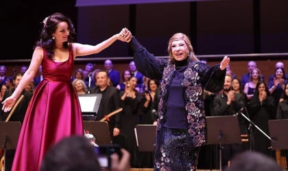 Bedia Akartürk’ten Büyükşehir korosuna yeni yıl sürprizi