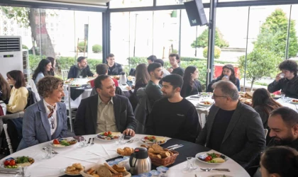 Eşki, Bornova'da ÇYDD bursiyerleriyle buluştu: "Kapım her zaman açık"