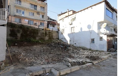Konak’ta metruk bina yıkımları sürüyor