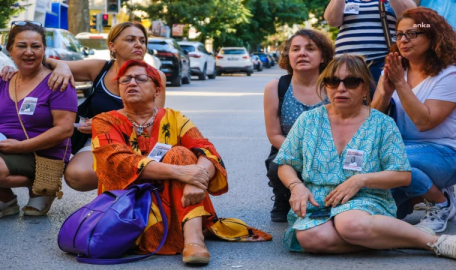 Kadınlar, öldürülen TBMM personeli Saliha Akkaş için yol kapatma eylemi yaptı