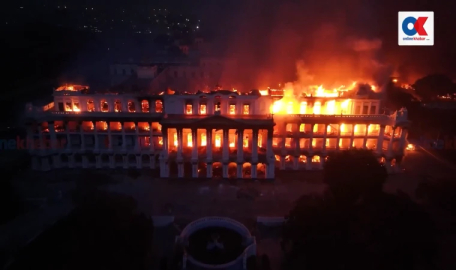 Gençler sarayı yaktı