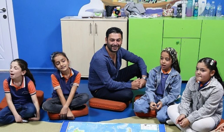 TEGV Gönüllü Elçisi oyuncu Ozan Akbaba, TEGV Mardin Midyat Öğrenim Birimi’nde çocuklarla buluştu