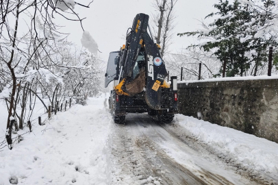 Trabzon'da Büyükşehir ekipleri kar yağışına karşı sahada