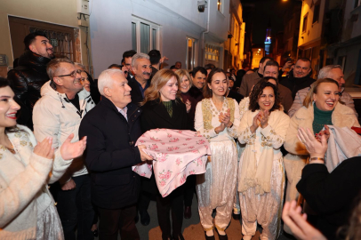 Bursa'da Başkan Bozbey sahurda Arnavut böreği ve tatlı topladı