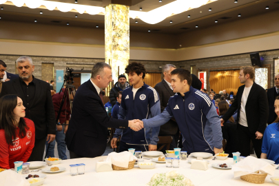 Kocaeli'de Başkan Büyükakın başarılı sporcularla iftar yaptı