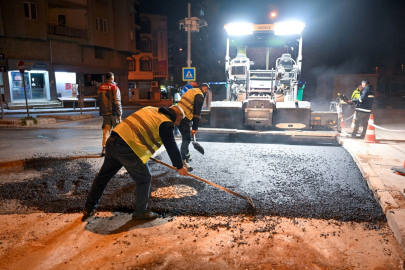 İzmir Bornova’da gece asfalt mesaisi