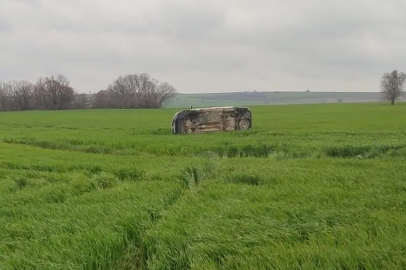 Keşan-Beğendik yolunda ticari araç buğday tarlasına uçtu!