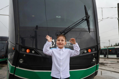 Hayal etti, 6 yaşında vatman oldu!