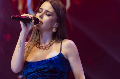 Mavi elbiseli Simge göz kamaştırdı