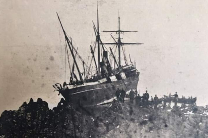 TARİHTEN BİR YAPRAK  “Kymi(Bandırma Vapuru)” Erdek’te kayaya oturmuştu