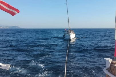 Fethiye açıklarında sürüklenen teknedeki 5 kişi kurtarıldı