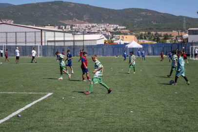 İzmir Bornova’da yenilenen Doğanlar Sahası çocukların golleriyle açıldı