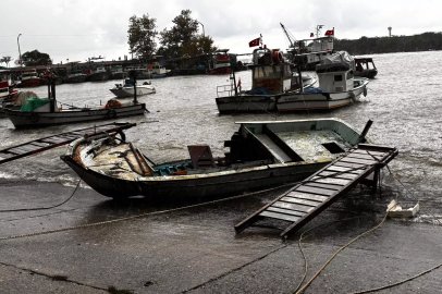 Düzce Akçakoca’da fırtına 14 tekneye zarar verdi