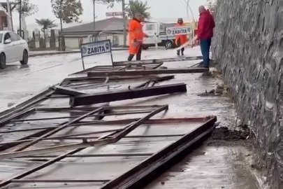 Düzce Akçakoca'da fırtına tabelaları devirdi
