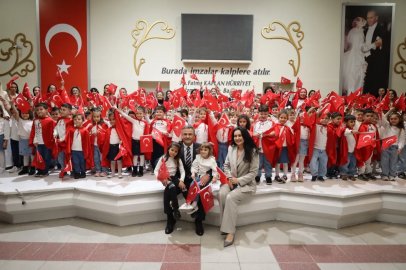 Çınar Çocuk Evleri’nin minikleri Cumhuriyet için sahne aldı