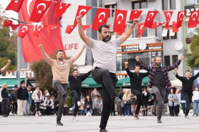 İzmit’ten Cumhuriyet’e 41 kişilik zeybekli selam